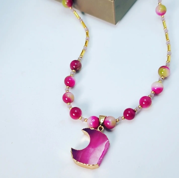 Pink Agate, moon charm necklace - Picture 4 of 4